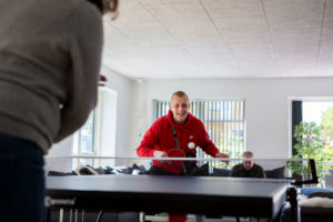 Mand spiller bordtennis