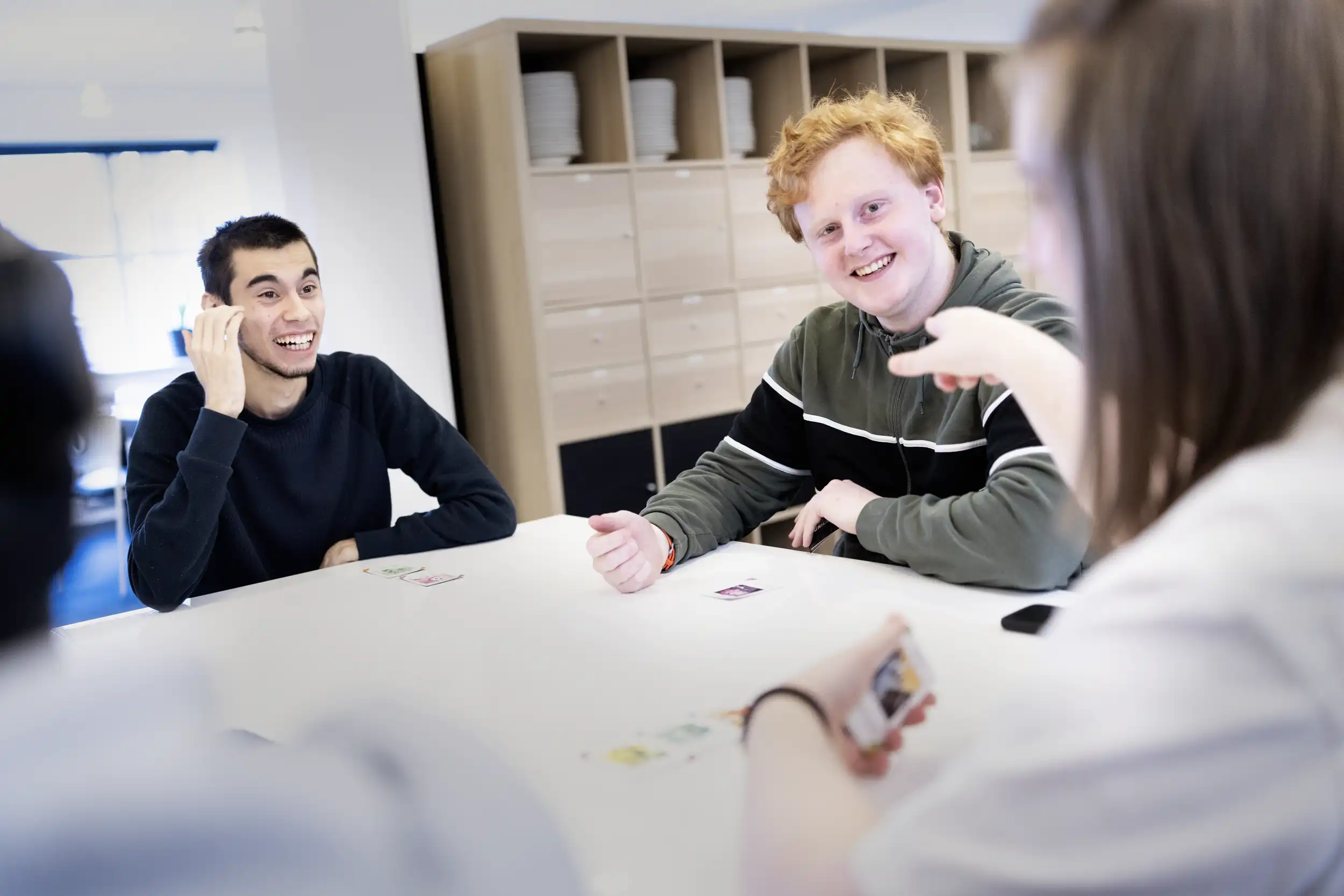 SpecialMinds_Kolding_januar25_0021 Underviser og elev kigger på opgave sammen